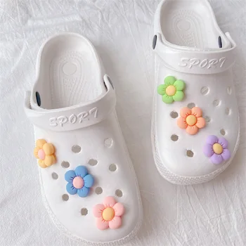 Çiçek Croc Ayakkabı Takılar Kızlar için Sevimli Ayakkabı Çekicilik Yetişkinler Gençler Çocuklar Kawaii Ayakkabı Dekorasyon Düğmeleri ile Takunya Sandalet 1 ADET