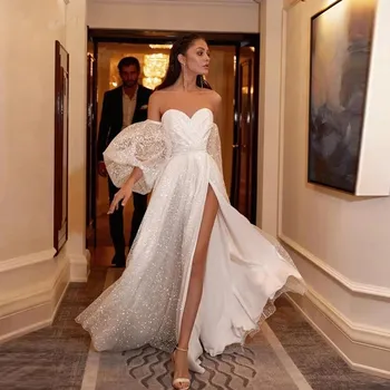 GUXQD Seksi Sparkly Glitter Bir Çizgi Gelinlik Puf Kollu Sevgiliye Yarık Modern gelinlikler Uzun Beyaz Resmi Elbise